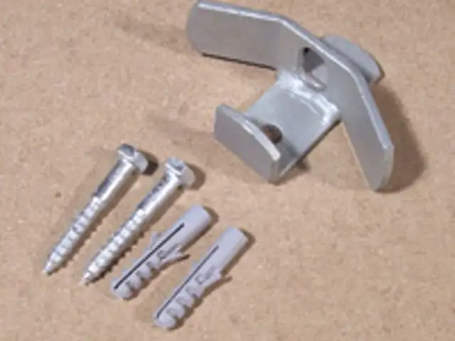 Klinkoverfald for fjederspyd til mur