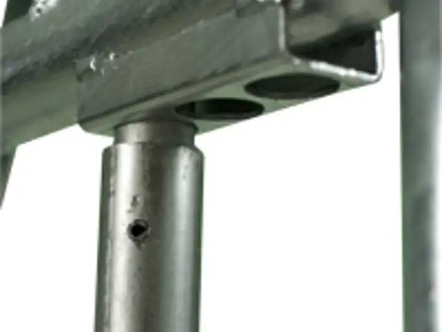 Fjederbelastet halsrør til kødkvæg